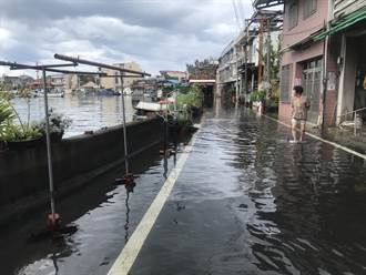海水倒灌淹東港 居民驚呼：比88風災還嚴重！
