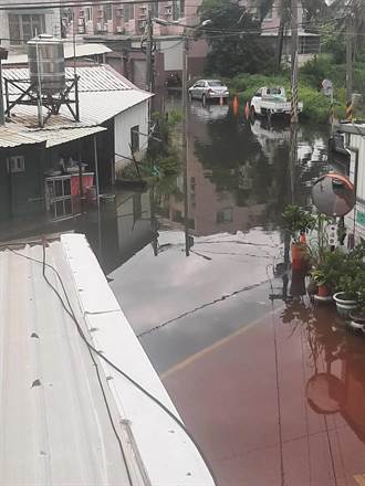 沒下颱風雨也海水倒灌 台南土城水淹腳踝 居民怒求設置抽水站與水閘門