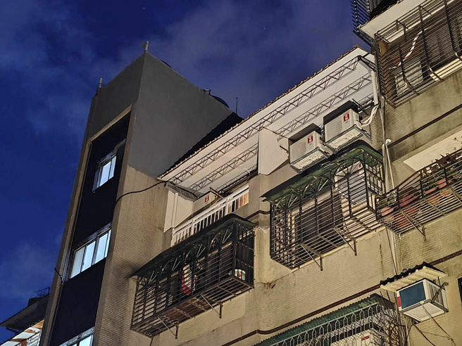 日籍通告藝人大久保勇太在台北市士林區通河東街的租屋處31日凌晨3時發生火警，民眾發現公寓頂樓加蓋處（見圖）冒出濃煙，趕緊打119報案。警消到場破門而入，發現疑似是客廳的冷氣起火燃燒，並在房間內發現倒臥在地板上的大久保勇太，緊急將他送醫，所幸經搶救後已恢復生命跡象。（黃世麒攝）