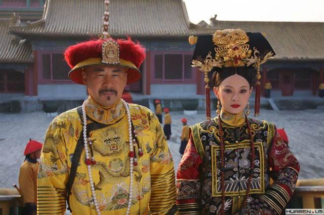 陈建斌（左）与孙俪演出的《后宫甄嬛传》至今仍具人气，堪称是经典清宫剧之一。（摘自微博）