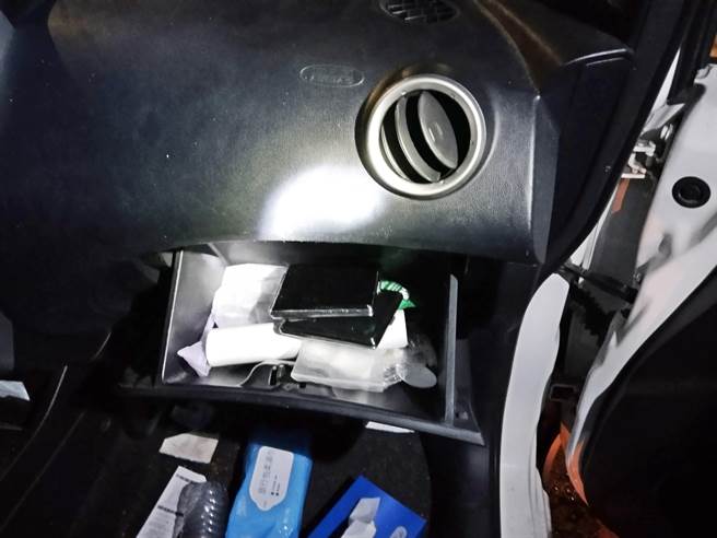 王男30日在路旁抽完K菸上路，竟发生车祸。（高市凤山分局提供／杨舒婷高雄传真）