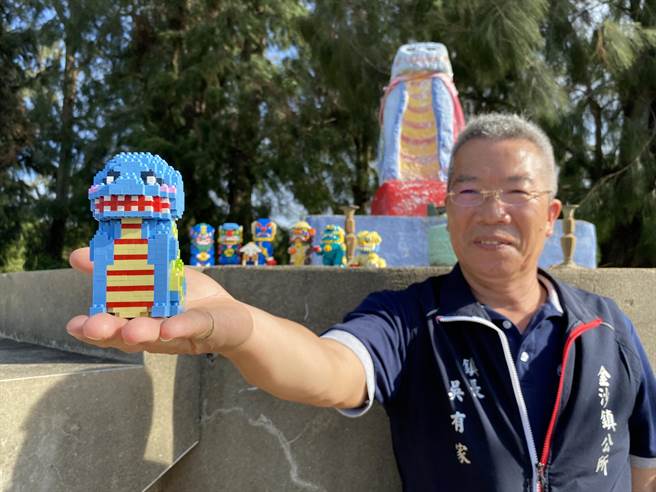 金沙镇长吴有家揭晓今年「APP寻找风狮爷」限量兑领奖品为「中兰风狮爷」微型积木。(于家麒摄)
