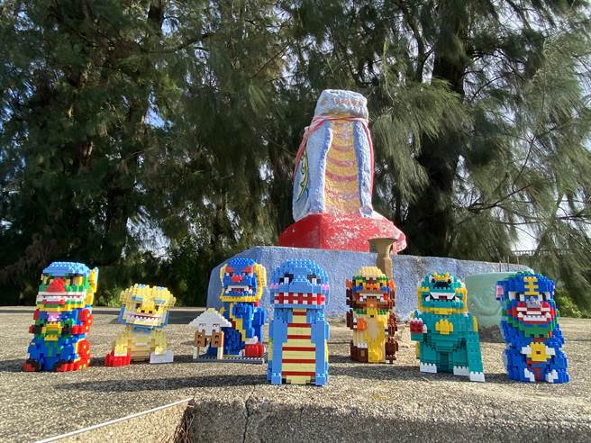 「APP寻找风狮爷」明日率先开跑，奖品推出第七款造型的「中兰风狮爷」(中)微型积木。(于家麒摄)