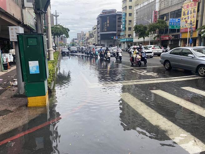 受年度大潮影响，高雄市三民区的中华三路与三民街口于8月31日上午7时许开始积水，水深约10几公分。（民眾提供／林瑞益高雄传真）