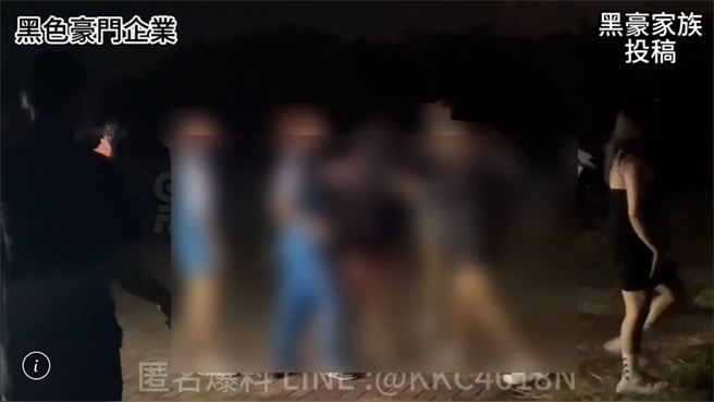 脸书社团「黑色豪门企业」贴出一段影片，1名女学生遭到1群女生巴头、狠踹。（图／翻摄黑色豪门企业）