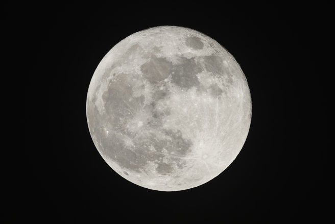 「超級藍月」今晚登場，命理師分享招財祕法，只要準備小碟子、硬幣及水就可完成。（示意圖／Shutterstock）