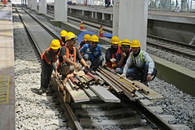 印尼雅万高铁连接首都雅加达及第四大城万隆，全长142.3公里，设有4站，车站却与市区有段距离。（图/美联社）