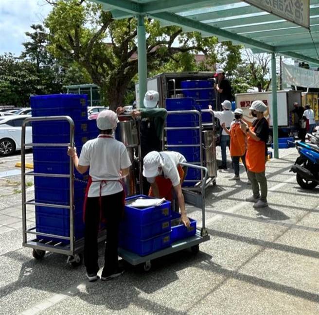 花蓮縣政府112學年度提升國中小免費營養午餐價錢，並將全縣劃分10個區域標案，網羅在地優良廠商參與學校午餐供應的服務，讓師生吃得營養又健康。（花蓮縣政府提供／羅亦晽花蓮傳真）