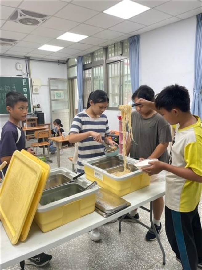 花蓮縣政府112學年度提升國中小免費營養午餐價錢，除維持既有的每周2次有機蔬菜、1次豆奶，更加碼餐餐有點心及異國料理，增加餐點多元性。（花蓮縣政府提供／羅亦晽花蓮傳真）