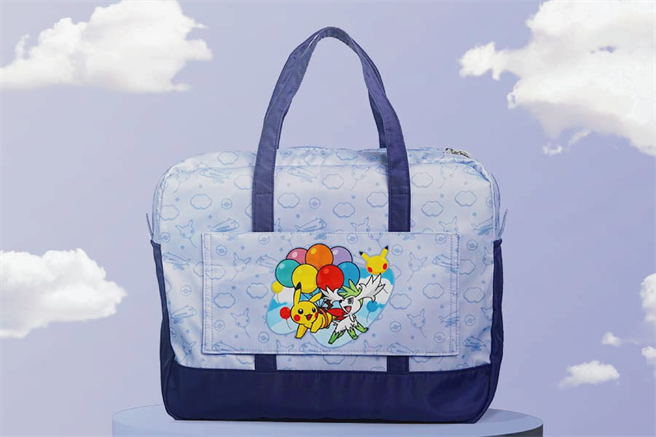 「皮卡丘彩绘机 CI」旅行托特包 9 月 1 日起开卖，旅客搭乘华航亚洲航线（含帛琉、关岛）可在机上洽询空服员下订。(华航提供)