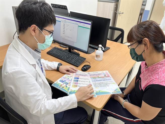 小港医院新陈代谢科欧昱仑医师针对糖尿病患者给予用药建议、并提醒平日维持良好运动习惯有助血糖控制。 （翻摄照片／洪靖宜高雄传真）