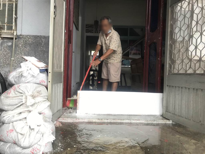 年度大潮31日大发威，屏东东港镇因海水倒灌约有8个里大淹水，当中以盛渔里、福得里最严重，因海水直接淹过堤岸灌进住家。（谢佳潾摄）