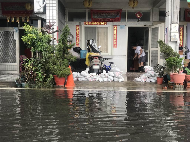 年度大潮31日大发威，屏东东港镇因海水倒灌约有8个里大淹水，当中以盛渔里、福得里最严重，因海水直接淹过堤岸灌进住家。（谢佳潾摄）