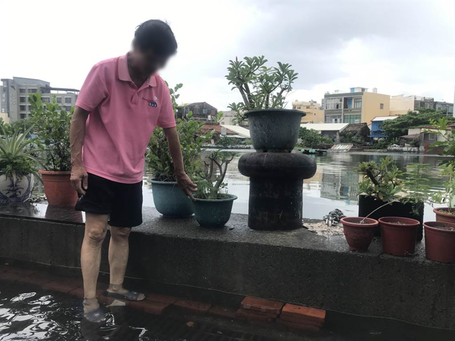 年度大潮31日大发威，屏东东港镇因海水倒灌约有8个里大淹水，当中以盛渔里、福得里最严重，因海水直接淹过堤岸灌进住家。（谢佳潾摄）