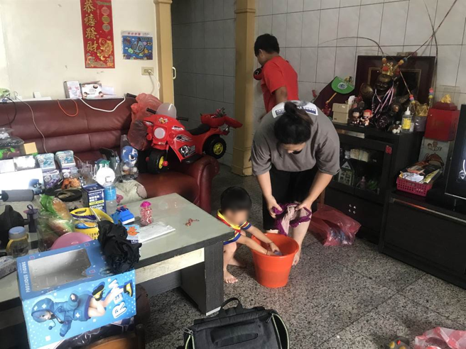 有小朋友昨天开学才刚拿到的新课本连同书包一起遭水淹，只好请假留在家里帮忙整理，并无奈地用电风扇把溼透的书本吹乾。（谢佳潾摄）