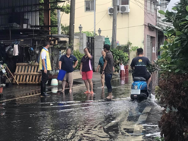 东港镇长黄祯祥一早6时获报后，赶紧四处巡视。（谢佳潾摄）
