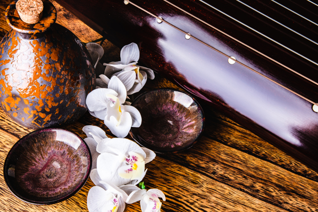 古代文人喜欢玩饮酒游戏，其中最夯的就是曲水流觞，神奇的是，杯子经特殊设计，因此装满酒也不会沉。(示意图/达志影像)