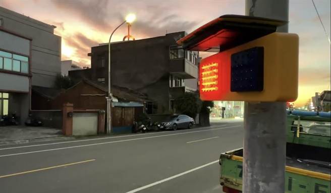 新竹市议员杨玲宜争取在东大路二段660巷口装设爆闪灯，意外引发网路论战。（民眾提供／王惠慧新竹传真）