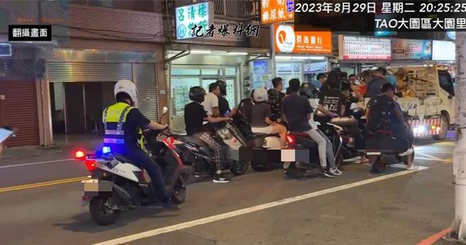 桃园大园有民眾拍下中元遶境活动时，有群年轻人没戴安全帽骑车上路。（翻摄记者爆料网）