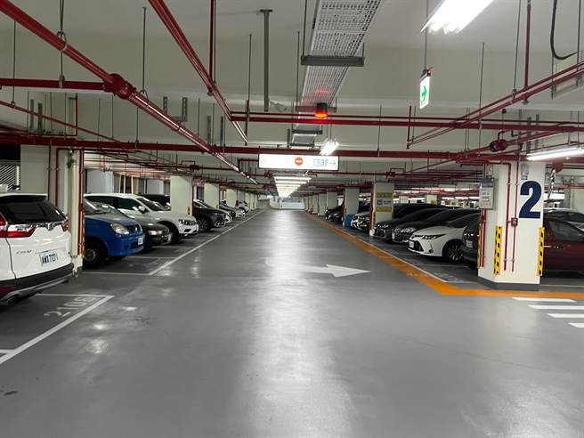 国民党籍立委王鸿薇31日又开记者会批判屏东县的前瞻停车场工程，并播放影片想要证实「屏东前瞻蚊子馆」一事，对此，屏县府稍早强势回击。（屏县府提供／谢佳潾屏东传真）