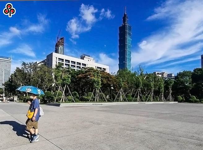 颱風蘇拉暴風圈仍影響台灣西南方近海，目前海上颱風警報仍未解除，沿海地區仍有強陣風及長浪發生，台北市區今上午豔陽高照，仍不時出現強陣風。（本報資料照片）