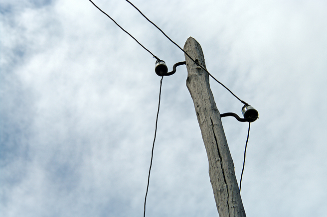 女老师被天外飞来的电线杆击中，当场重伤不治。（示意图／达志影像）
