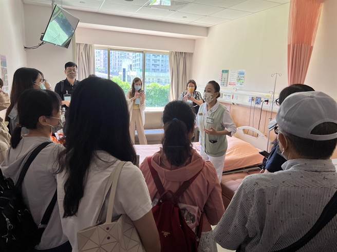 亚东医院护理长杨诗苹向参访人员解说产后病房。（亚东医院提供）