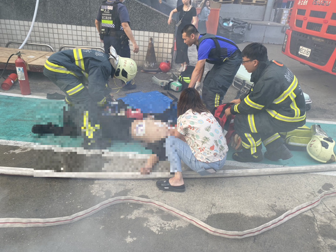 纬创警卫「助灭火」突没心跳，消防人员立刻进行电击3次抢回一命。（竹县消防局提供／邱立雅竹县传真）