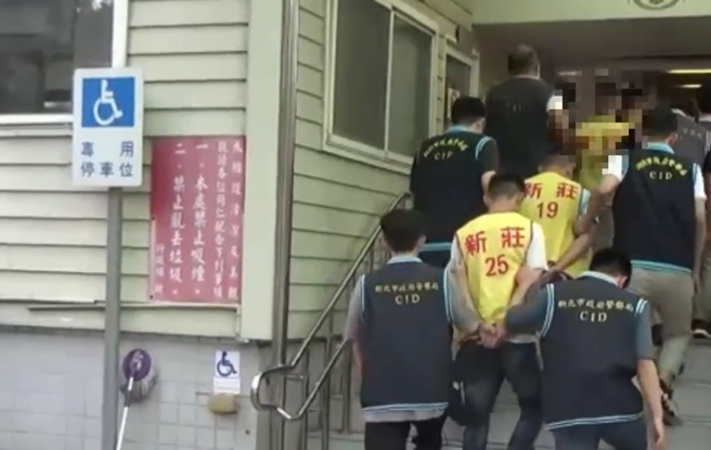 警方將犯嫌帶返偵辦。（照片 / 劉詠韻翻攝）