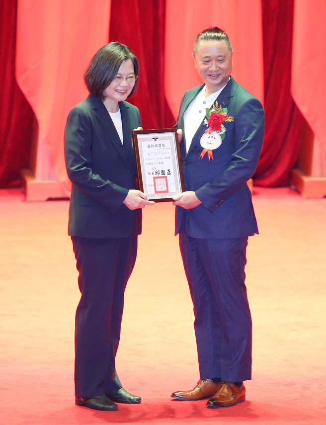 蔡英文总统（左起）31日出席「112年军人节暨全民国防教育日表扬活动」，并颁发敬军模范人员奖状给艺人邰智源。（范扬光摄）