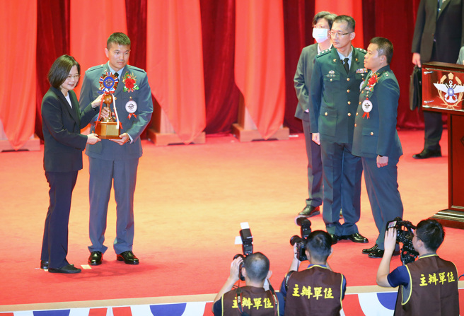 蔡英文总统（左）31日出席「112年军人节暨全民国防教育日表扬活动」，并一一颁发奖座给得奖人员及单位。（范扬光摄）