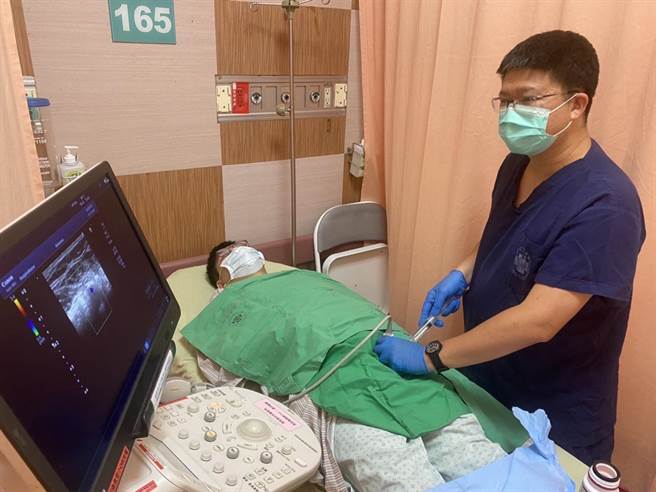 日前71岁吴小姐因跌倒骨折送往中荣急诊治疗，由于实在疼痛难耐，施打神经阻断术后，疼痛大幅减缓。（台中荣总提供／潘虹恩台中传真）