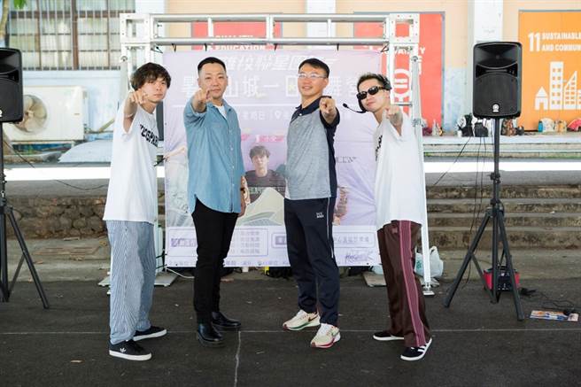 高市青年局长张以理（左二）与运发局长侯尊尧（右二）上周末分别在美浓举办街舞夏令营及滑步车竞赛活动，共同为均衡城市运动发展努力。（高市青年局提供）