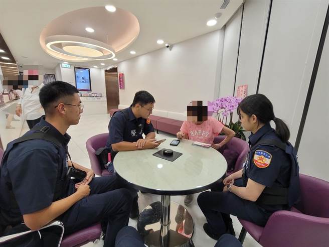 警方及行员劝说后，黄妇打消匯款念头。（翻摄照片／林郁平台北传真）