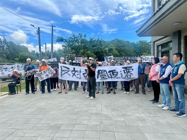 桃园市龙潭区八德里31日成立反对龙科扩大土地徵收自救会，民眾高喊「反迫迁、反掠夺、誓死守护家园」，预告9月12日将上凯道陈情。（蔡明亘摄）