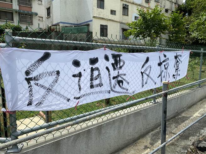 桃园市龙潭区梅龙路八德段及周边居民成立自救会，当地社区挂满抗议布条，控诉龙科扩建不合理徵收。（蔡明亘摄）