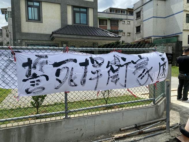 桃园市龙潭区八德里31日成立反对龙科扩大土地徵收自救会，民眾高喊誓死捍卫家园。（蔡明亘摄）