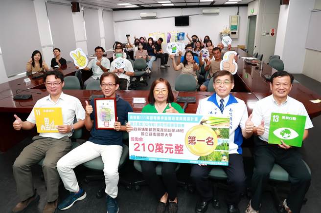 南投县政府秘书长洪瑞智亲自颁发210万奖励金给参与这次示范计画的暨大与产销班农友，呼吁农友改用LED照明省电又环保。（南投县政府提供）