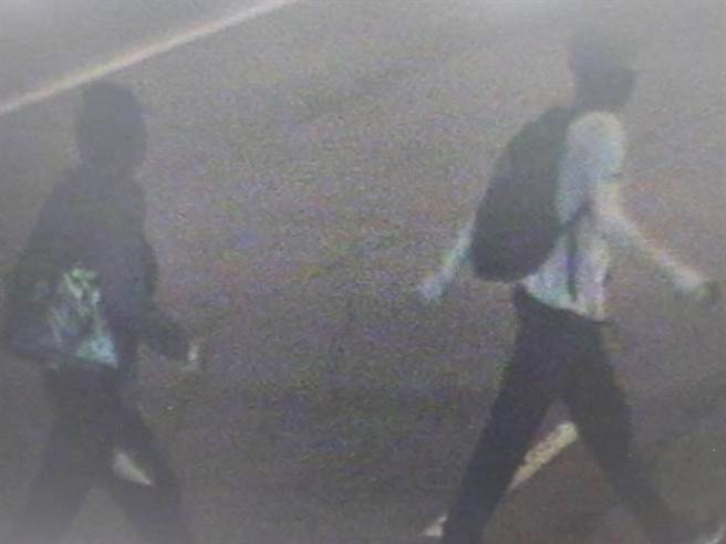 台中捷运日前遭2名外籍人士闯入涂鸦，2嫌犯案后几度变装逃离，换过女装、西装及运动服等装扮。（民眾提供）