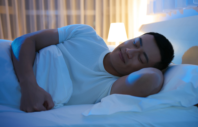 一名男子近日与母亲同睡一张床，女友得知后非常生气，甚至暗指他们发生关系。(示意图/达志影像)