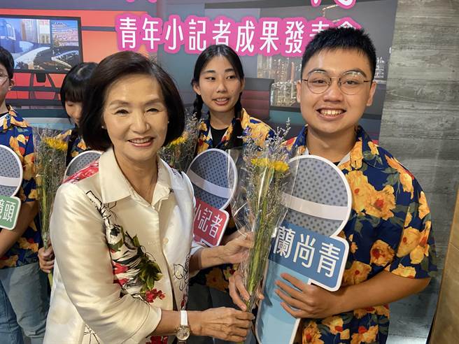 宜兰县长林姿妙（左）到现场鼓励宜兰囝仔（右为李昆昌）。（吴佩蓉摄）