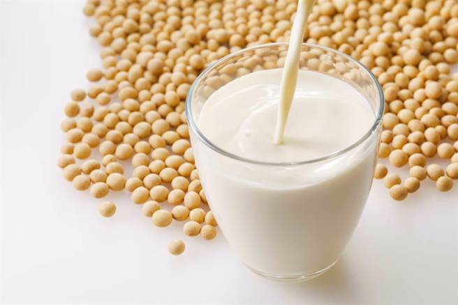 营养师陈怡婷强调，喝豆浆并不会造成痛风，有3类食物才是更该注意的诱发因子。（示意图／达志影像）