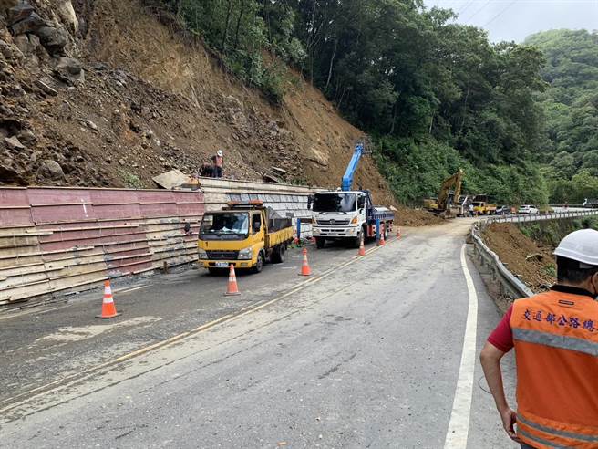 新北市坪林區北宜路往新店方向，49.5k處出現落石坍方。（新店警分局提供）