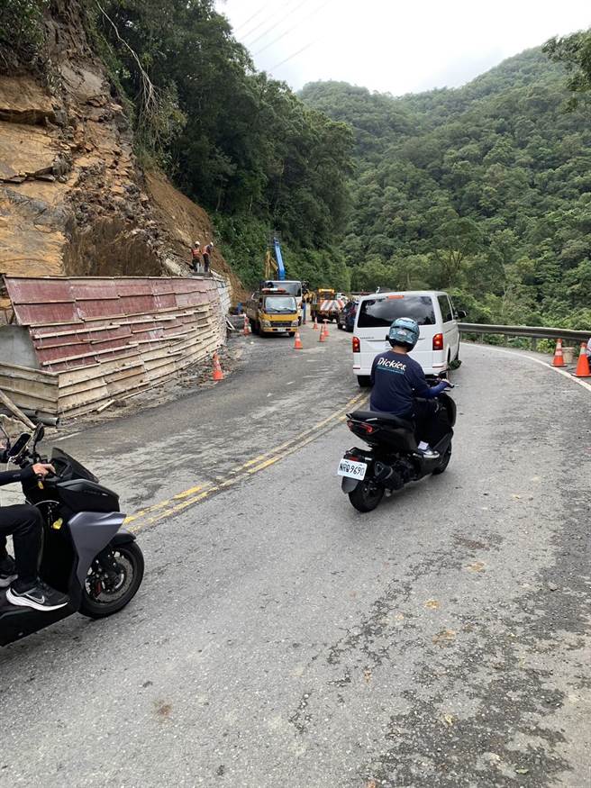 景美工務段持續於現場施工，並至現場交管，目前單向管制通行，預計晚間7時可恢復雙向通車。（新店警分局提供）