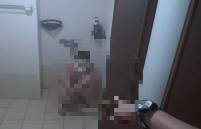 警方強攻黑幫據點破門後，一名犯嫌嚇到全裸躲廁所 。（照片 / 劉詠韻翻攝）