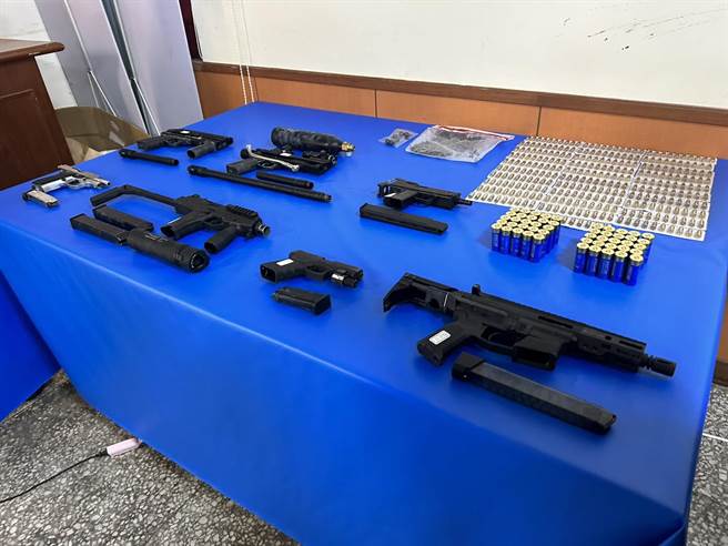 花蓮縣警局吉安分局北昌派出所員警昨凌晨在1部違停自小客車內，起獲大批槍械、刀毒，全案依法送辦，並持續溯源槍毒來源。（羅亦晽攝）