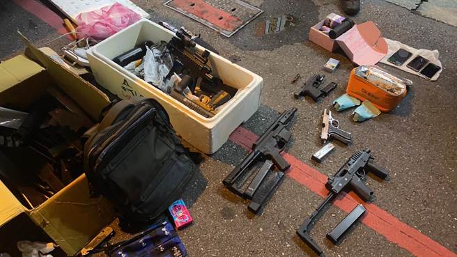 花蓮縣警局吉安分局北昌派出所員警昨凌晨在1部違停自小客車內，起獲大批槍械，宛如小型移動式兵工廠。（民眾提供／羅亦晽花蓮傳真）
