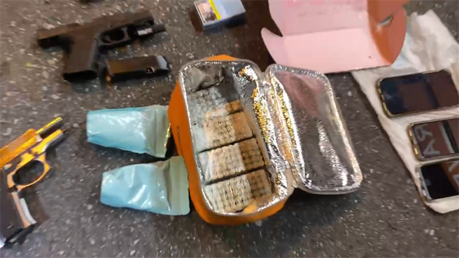 花蓮縣警局吉安分局北昌派出所員警昨凌晨在1部違停自小客車內，起獲大批槍械，還有上百發子彈藏在保溫袋裡，宛如小型移動式兵工廠。（民眾提供／羅亦晽花蓮傳真）