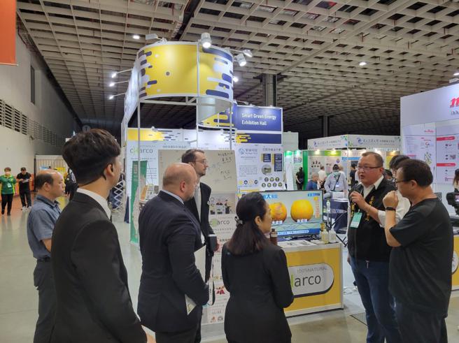 沙崙智慧绿能科学城参展2023智慧农业周为外宾导览。（图片来源：臺南市经发局提供）
