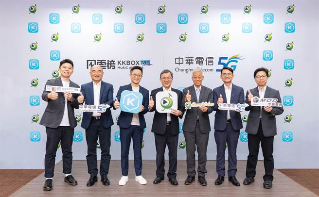 中华电信总经理林昭阳(中)率个家总经理胡学海(右3)、副总经理蔡旻宏(右2)、数产处长谢嘉吾(右1)及网分副总经理贾仲雍(左2)出席，KKCompany Technologies音乐串流业务群总经理叶展昀(左3)、商务团队总监罗闳(左1)一同与会。（中华电提供）